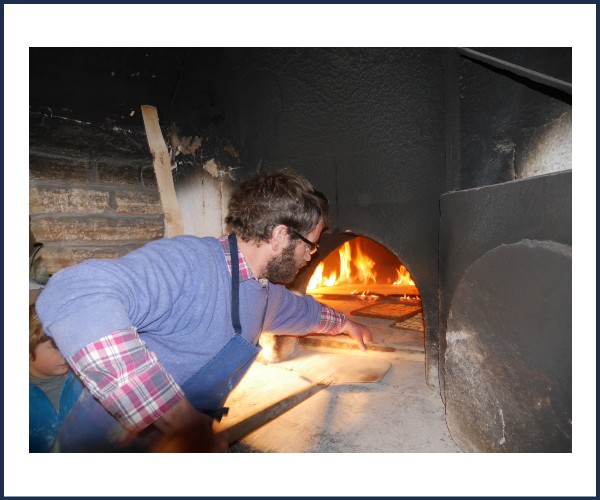 Le Monêtier les Bains. Fabrication de pain au four banal