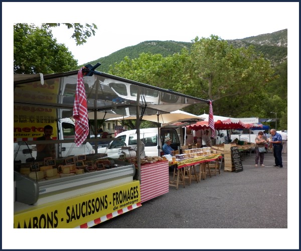 Serres. Pot d'accueil et marché en Musique