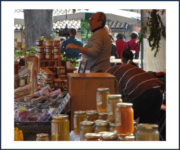 Petit marché dominical à Orpierre