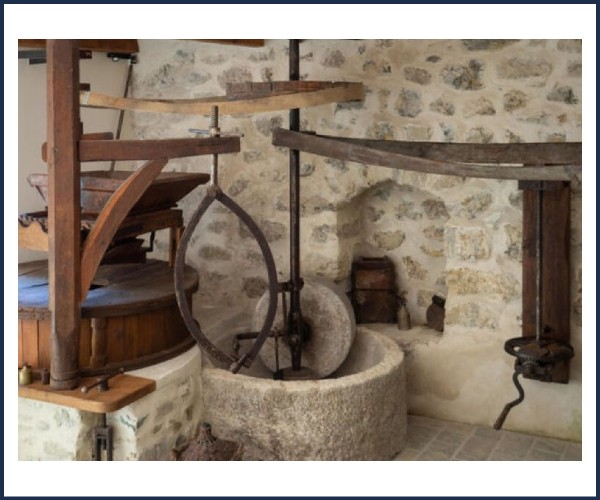 Serres. La visite du Moulin et de la Miellerie