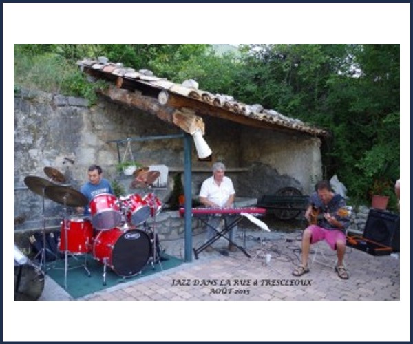 Trescléoux. Jazz dans la cour